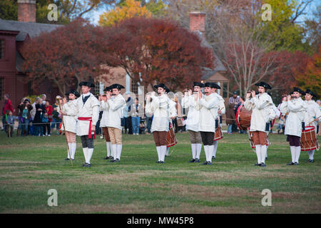 Junior Fife und Drum Corps auf der Grünen hinter dem Gerichtsgebäude in Colonial Williamsburg, Virginia. Peer-led-Junior Corps tragen weiße Mäntel. Stockfoto