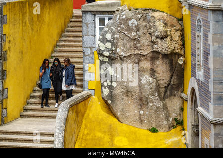 SINTRA, PORTUGAL - April 5, 2018: Nicht identifizierte drei jungen Touristen Frauen das eindrucksvolle Palace da Pena Besuch im Inneren der Felsen in Sintra, Lissabon, Portugal Stockfoto