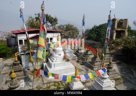 Kleine stupa im Kloster hinter Swayambhunath Tempel, Kathmandu, Nepal Stockfoto