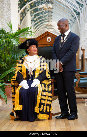 Herr Bürgermeister von Birmingham 2018-2019 Yvonne Mücke abgebildet mit ihrem Gemahl Winston Stockfoto