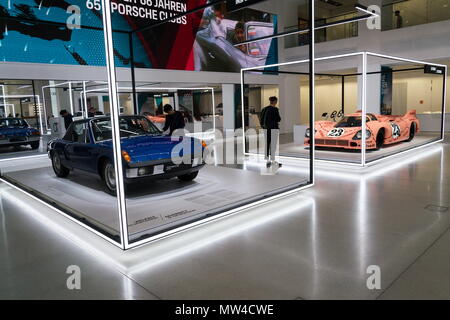 BERLIN, DEUTSCHLAND - 15. MAI 2018: Leute, die auf der Suche bei Porsche Sportwagen steht bei Volkswagen Group Forum Antrieb am 15. Mai 2018 in Berlin, Deutschland. Stockfoto