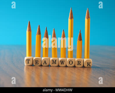 Teamwork Konzept mit einer Reihe von gelben Bleistifte und hölzerne Würfel mit dem Wort Teamwork auf ein Büro Tabelle Stockfoto
