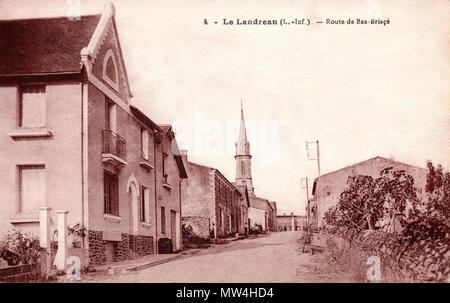 . Français: L'église de l'Immaculée Conception, vue de la rue de Briacé (route de La Chapelle-Heulin), Vers 1910, Le Landreau. 12 Januar 2013, 20:27:42. J. Nozais/Arthaud-Nozais, Nantes 640 W 1150 - landreau 9 Eglise DeRueBriace Stockfoto