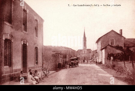 . Français: L'église de l'Immaculée Conception, vue de la rue Boutillier Delisle (route de Clisson), Vers 1910, Le Landreau. 12 Januar 2013, 20:29:02. J. Nozais/Arthaud-Nozais, Nantes 640 W1148-landreau 7 Eglise DeRueBoutillierDelisle Stockfoto