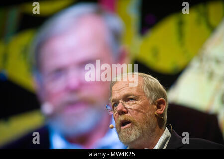 Bill Bryson sprechen auf der Bühne im Tata Zelt bei Hay Festival 2018 Hay-on-Wye Powys Wales UK Stockfoto