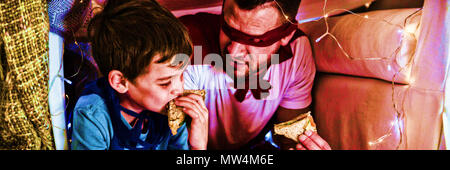 Vater und Sohn, die vorgibt, Superheld Stockfoto