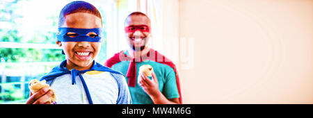 Vater und Sohn muffin zu Hause in Stockfoto