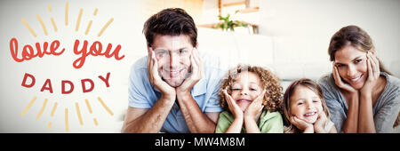 Das zusammengesetzte Bild von Familie liegen auf einem Teppich Stockfoto