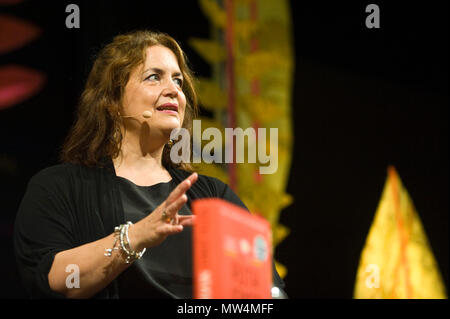 Ruth Jones Schauspielerin Drehbuchautor Produzent sprechen auf der Bühne im Tata Zelt bei Hay Festival 2018 Hay-on-Wye Powys Wales UK Stockfoto