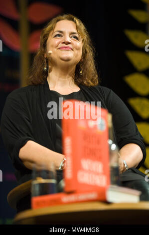 Ruth Jones Schauspielerin Drehbuchautor Produzent sprechen auf der Bühne im Tata Zelt bei Hay Festival 2018 Hay-on-Wye Powys Wales UK Stockfoto