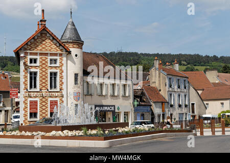 NUITS-SAINT-GEORGES, Frankreich, 19. Mai 2018: Weingüter. Nuits-Saint-Georges ist die wichtigste Stadt der Côte de Nuits Weinanbaugebiet von Burgund. Stockfoto