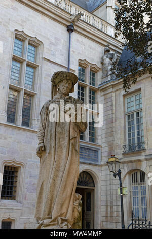 DIJON, Frankreich, 20. Mai 2018: Philipp der Gute Statue in eckigen der Herzöge im Stadtzentrum. Stockfoto