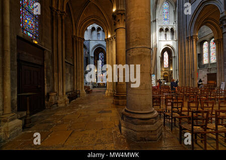 DIJON, Frankreich, 20. Mai 2018: Im Inneren der Kirche von Notre-Dame von Dijon. Die Römisch-katholische Kirche ist ein Meisterwerk der Gotik aus dem 13. Jahrhundert Stockfoto
