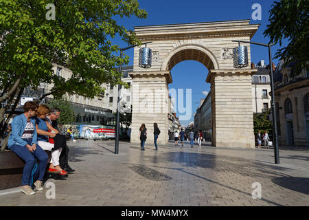 DIJON, Frankreich, 20. Mai 2018: Porte Guillaume (Guillaume Tor), Place Darcy (Darcy Square), im Zentrum von Dijon. Stockfoto