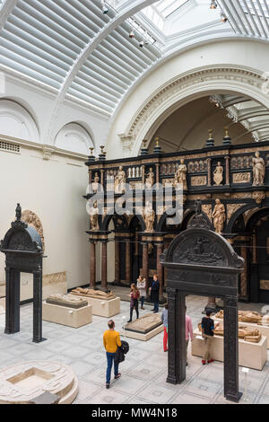 London. England. Mittelalter und Renaissance Galerien, V&A Victoria und Albert Museum. Die Paul und Jill Ruddock Galerie, Zimmer 50a: (mittelalterliche und Rena Stockfoto