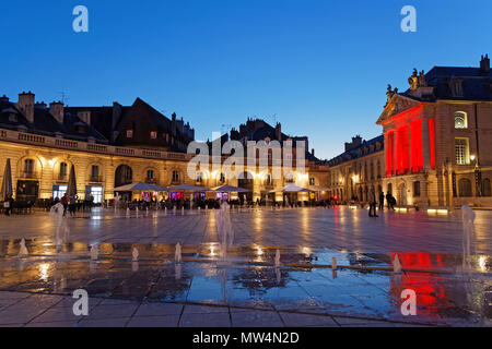 DIJON, Frankreich, 20. Mai 2018: Der Palast der Herzöge von Burgund in der Nacht. Diese bemerkenswert gut erhaltenen architektonischen Gefüge Häuser der Stadt ha Stockfoto