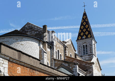 NUITS-SAINT-GEORGES, Frankreich, 19. Mai 2018: Glockenturm. Nuits-Saint-Georges ist die wichtigste Stadt der Côte de Nuits Weinanbaugebiet von Burgund. Stockfoto