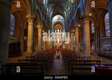 DIJON, Frankreich, 20. Mai 2018: Im Inneren der Kirche von Notre-Dame von Dijon. Die Römisch-katholische Kirche ist ein Meisterwerk der Gotik aus dem 13. Jahrhundert Stockfoto