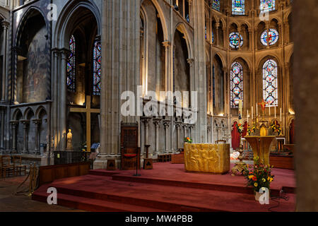 DIJON, Frankreich, 20. Mai 2018: Im Inneren der Kirche von Notre-Dame von Dijon. Die Römisch-katholische Kirche ist ein Meisterwerk der Gotik aus dem 13. Jahrhundert Stockfoto