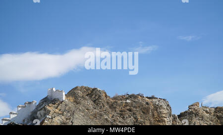 Berg mit einigen Wolken am blauen Himmel Stockfoto