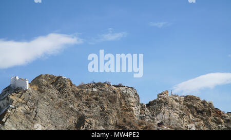 Berg mit einigen Wolken am blauen Himmel Stockfoto