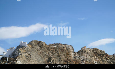 Berg mit einigen Wolken am blauen Himmel Stockfoto