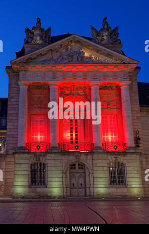 DIJON, Frankreich, 20. Mai 2018: Der Palast der Herzöge von Burgund in der Nacht. Diese bemerkenswert gut erhaltenen architektonischen Gefüge Häuser der Stadt ha Stockfoto