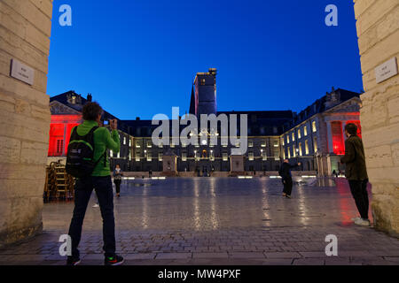 DIJON, Frankreich, 20. Mai 2018: Der Palast der Herzöge von Burgund in der Nacht. Diese bemerkenswert gut erhaltenen architektonischen Gefüge Häuser der Stadt ha Stockfoto