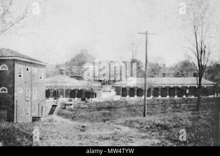 . English: Universität von Virginia: Eine der frühen Photographien des West Bereich mit Hotel A (links, leicht verdeckt), im Hintergrund die Rotunde, ganz links das 1938 abgerissene Anatomische Theater, rechts hinter den Arkaden des West Bereich sterben Rückseite von Pavillon III (erkennbar vor allem der Schornstein) Englisch: Universität von Virginia: Der Westen Bereich (Teil der von Thomas Jefferson) mit der Rotunde; ganz links das Anatomische Theater (auch von Thomas Jefferson) ausgelegt. Beschreibung an der Quelle: Titel: "West- und Med-Halle' (...) Kommentare: Frühe Amateur KODAK Blick auf t Stockfoto