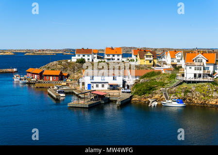 Blick über das Dorf an der Küste von tjorn Kladesholmen außerhalb der Insel an der schwedischen Westküste. Ein warmer und sonniger Tag am Meer. Stockfoto