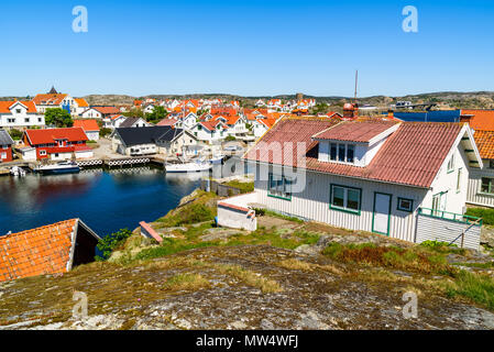 Blick über das Dorf an der Küste von tjorn Kladesholmen außerhalb der Insel an der schwedischen Westküste. Ein warmer und sonniger Tag am Meer. Stockfoto