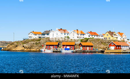 Blick über das Dorf an der Küste von tjorn Kladesholmen außerhalb der Insel an der schwedischen Westküste. Ein warmer und sonniger Tag am Meer. Stockfoto