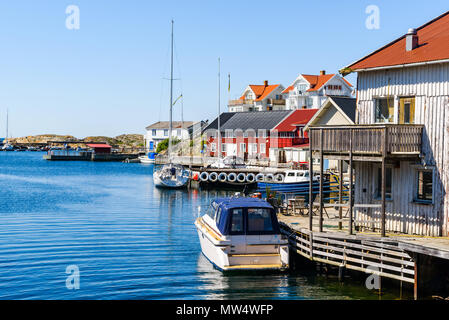 Blick über das Dorf an der Küste von tjorn Kladesholmen außerhalb der Insel an der schwedischen Westküste. Ein warmer und sonniger Tag am Meer. Stockfoto