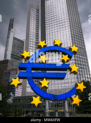 Euro Symbol Skulptur Denkmal vor dem EuroTower Gebäude leuchtet in der Dämmerung, Kaiserstraße 29, Frankfurt am Main, Deutschland. Stockfoto