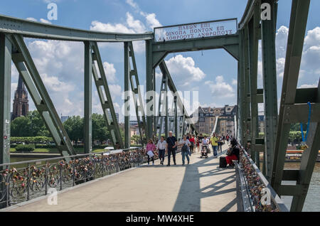 Fußgänger zu Fuß über die Eiserner Steg Bügeleisen Fußgängerbrücke über den Main, Frankfurt am Main, Hessen, Darmstadt, Deutschland Stockfoto