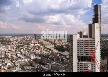 Erhöhte ariel Blick nach Westen am Main und die Stadt Frankfurt am Main, Hessen, Darmstadt, Deutschland, mit EZB-Turm, die Kathedrale und die Gebäude. Stockfoto