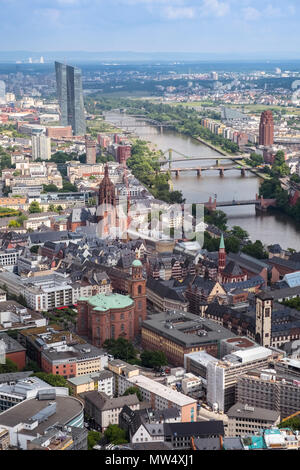 Erhöhte ariel Blick nach Westen am Main und die Stadt Frankfurt am Main, Hessen, Darmstadt, Deutschland, mit EZB-Turm, die Kathedrale und die Gebäude. Stockfoto