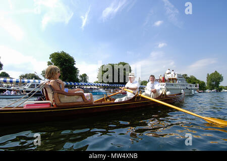 In Henley, Großbritannien. Freitag, 30/06/2006 Henley Royal Regatta, Holz-, Skiff, Boot, Skiffing. Henley erreichen, England 08/07/2007 [ © Peter SPURRIER] Stockfoto