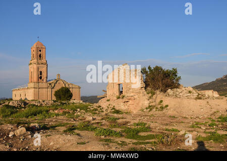 Sant Pere Kirche in Poble Vell de Sant Pol de Ebro, Provinz Tarragona, Katalonien, Spanien (im Spanischen Bürgerkrieg beschädigt 1936-1939) Stockfoto