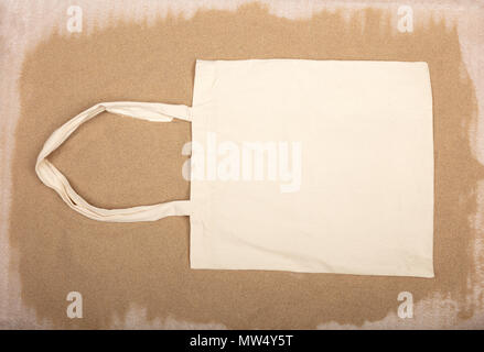 Leeren weißen Stoff Canvas Tasche für Sommer Shopping auf sandigem Hintergrund isoliert Stockfoto