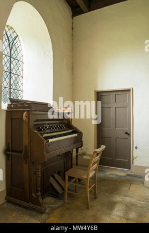 Innenraum der malerischen historischen St Martin's Church mit kleinen traditionellen Holz- Orgel in der Ecke - Allerton Mauleverer, North Yorkshire, England, UK. Stockfoto