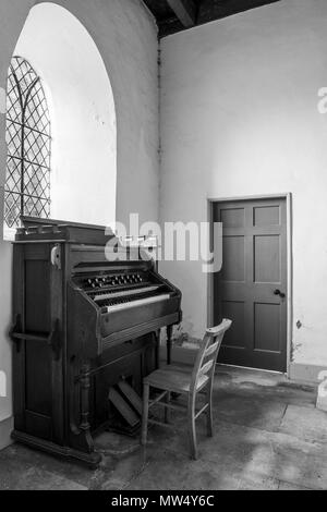 Interieur b&w der malerischen historischen St Martin's Church (kleinen, traditionellen Holz- Orgel in der Ecke) - allerton Mauleverer, North Yorkshire, England, UK. Stockfoto