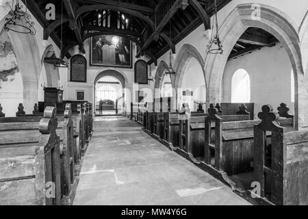 Interieur b&w des historischen St Martin's Church mit Holzbänke, Gang & hammerbeam Dach im Kirchenschiff - Allerton Mauleverer, North Yorkshire, England, UK. Stockfoto