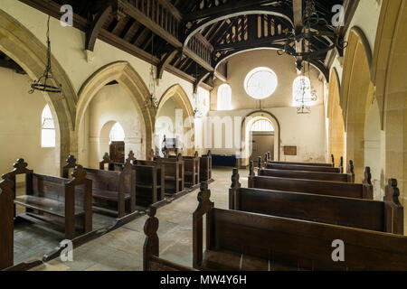 Innenraum der historischen malerischen St Martin's Church mit Holzbänke, Gang & hammerbeam Dach im Kirchenschiff - Allerton Mauleverer, North Yorkshire, England, UK. Stockfoto