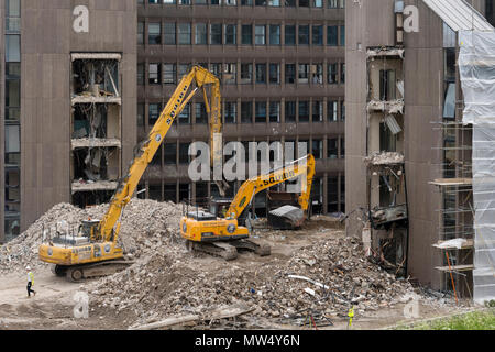 Hohe Ansicht der Abbruchstelle mit Schutt, schwere Maschinen (Bagger) Arbeiten & Abriss leeres Bürogebäude - Hudson House, York, England, UK. Stockfoto