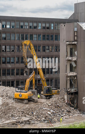 Hohe Aussicht auf abbruchbaustelle mit Schutt, schwere Maschinen (Bagger) Arbeiten & Abriss leer Bürogebäude - Hudson House York, England, UK. Stockfoto