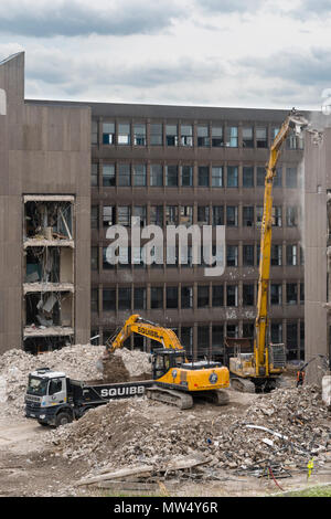 Hohe Aussicht auf abbruchbaustelle mit schweren Maschinen (Bagger und Kipper) Arbeiten & Abriss Bürogebäude - Hudson House York, England, UK. Stockfoto