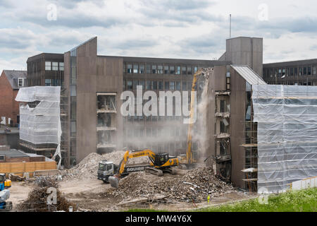 Hohe Aussicht auf abbruchbaustelle mit Schutt, schwere Maschinen (Bagger) Arbeiten & Abriss leer Bürogebäude - Hudson House York, England, UK. Stockfoto