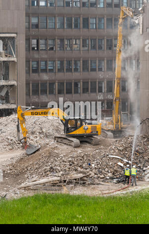 Hohe Aussicht auf abbruchbaustelle mit Schutt, schwere Maschinen (Bagger) Arbeiten & Abriss leer Bürogebäude - Hudson House York, England, UK. Stockfoto