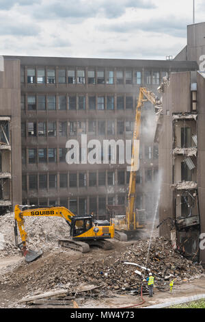 Hohe Aussicht auf abbruchbaustelle mit Schutt, schwere Maschinen (Bagger) Arbeiten & Abriss leer Bürogebäude - Hudson House York, England, UK. Stockfoto